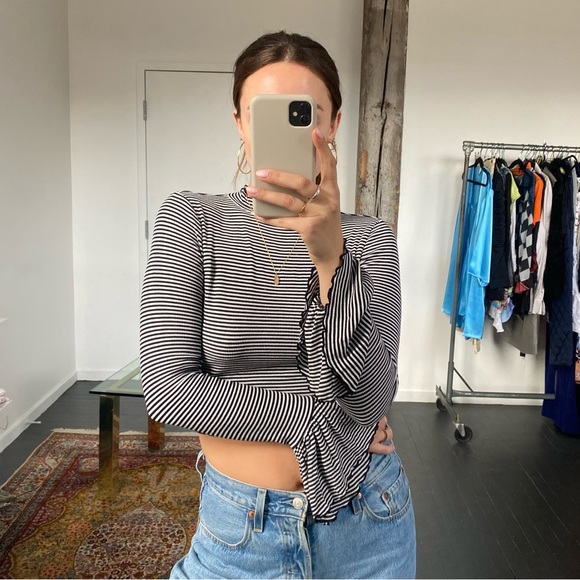 Black and white crop top with bell sleeves - Picture 4 of 4